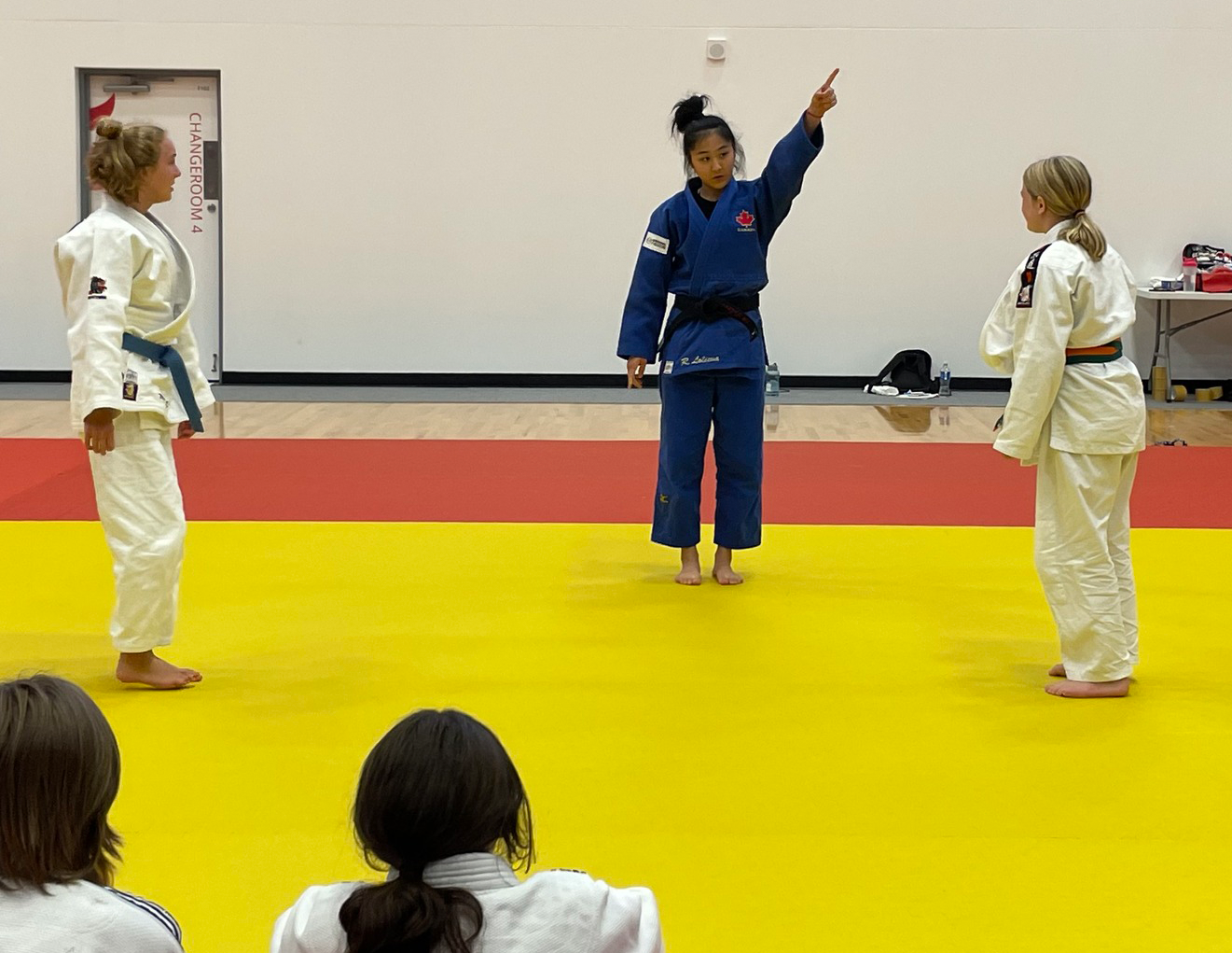 Arbitrage Feminin : trois judokas sur le tatamis en formation