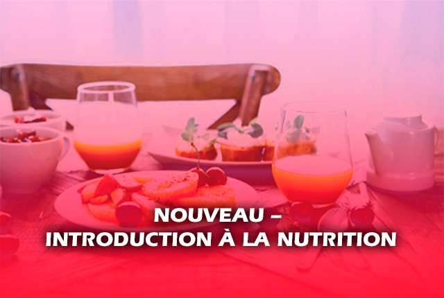 Table à déjeuner avec des verres de jus d'orange, théière, rôtis écrit en avant plan nouveau - introduction à la nutrition